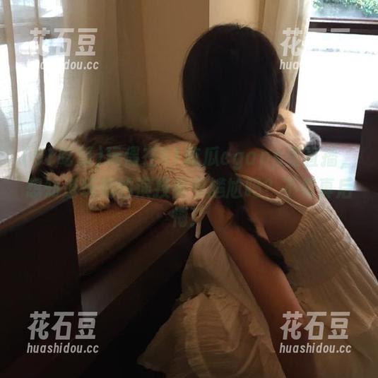 玩偶在51吃瓜cgapp里直播，想知道玩偶的演技有多尴尬吗？不看真后悔！