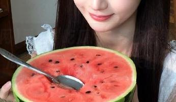 看！‘吃瓜网’带你在线观看，瓜吃得爽爽的！视频来啦～
